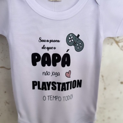 Body branco para bebé com texto impresso sobre papá e PlayStation