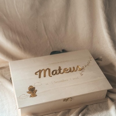 Caixa de madeira com nome Mateus gravado e aplicado em dourado para batismo.