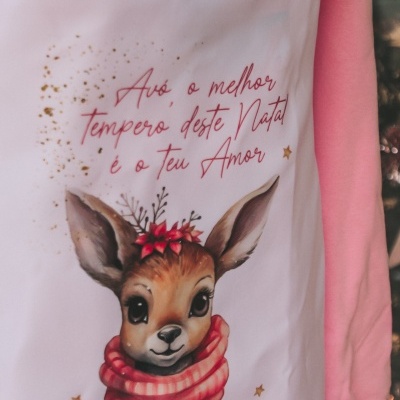 Camisola branca e rosa com estampa de veado e texto de Natal