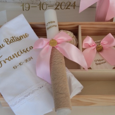Conjunto de batismo com vela, toalha bordada, caixa de madeira e fita rosa