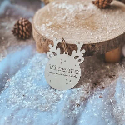 Ornamento natalício branco com texto Vicente meu primeiro natal e decoração de neve artificial