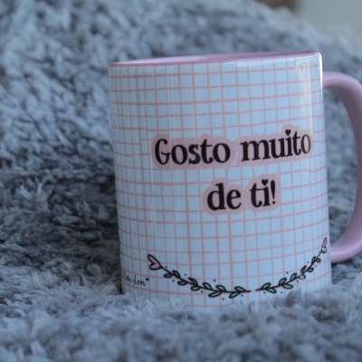 Caneca branca com quadrícula rosa e texto 
