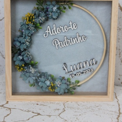 Moldura decorativa com flores e texto em relevo para padrinho