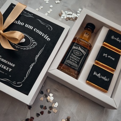 Conjunto de convite de casamento com mini garrafa de whiskey e chocolates com texto em caixa branca