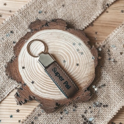 Porta-chaves com pele castanha Super Pai em madeira e tecido rústico com estrelas