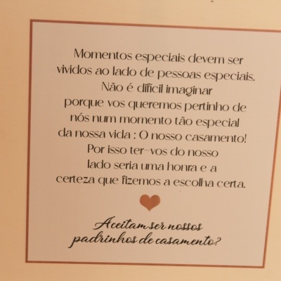 Convite rosa com texto em português a pedir para serem padrinhos de casamento