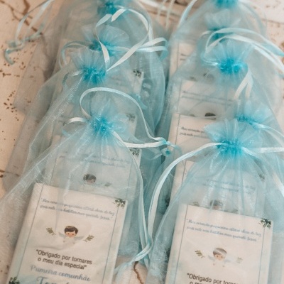 Sacos de organza azul claro com cartões de agradecimento para primeira comunhão