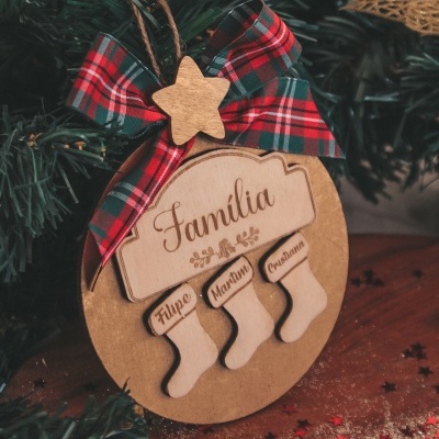 Enfeite de Natal em madeira com laço xadrez e meias personalizadas