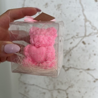 Ursinho cor-de-rosa felpudo dentro de caixa transparente com laço cor-de-rosa