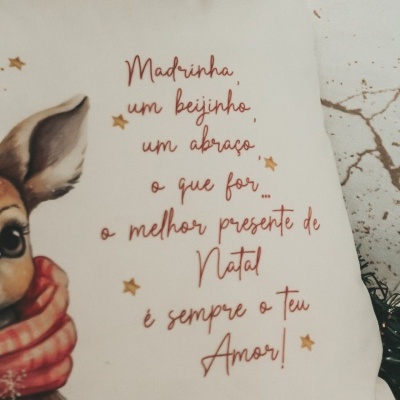 Almofada com rena e texto de Natal em português