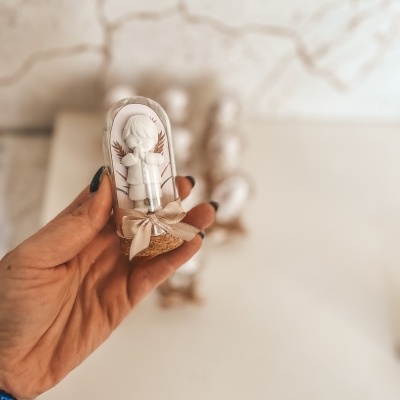 Figura decorativa branca de anjo em cúpula de vidro com base de cortiça e laço bege