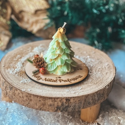 Vela formato árvore de Natal verde com base de madeira e decoração natalícia