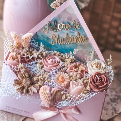Arranjo decorativo em envelope rosa com flores artificiais e cartão Adoro-te Madrinha