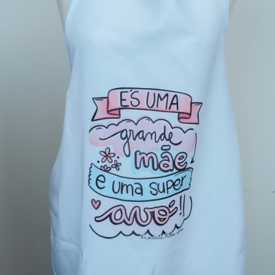Avental branco com frase colorida em português