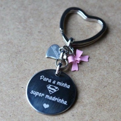 Chaveiro metálico prateado com pendentes e argola em forma de coração