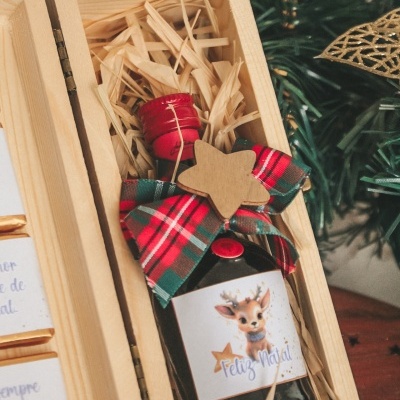 Garrafa decorativa de Natal em caixa de madeira com laço xadrez e etiqueta com rena