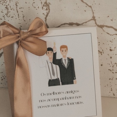 Caixa decorativa branca com laço dourado e ilustração com texto em português