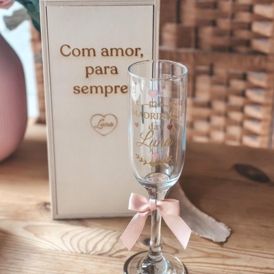 Taça de vidro com laço rosa e caixa de madeira gravada