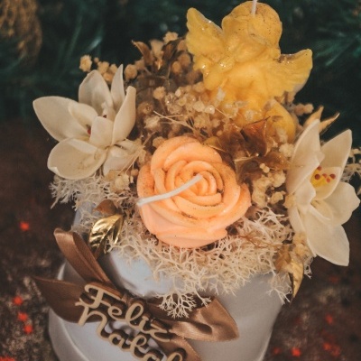 Vela decorativa floral com anjo e rosa, com laço e placa Feliz Natal