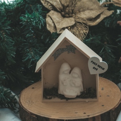 Decoração de Natal com casinha de madeira e escultura branca