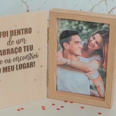 Marco de madera con foto de pareja y texto en tabla de madera con mensaje en portugués