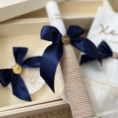 Conjunto de velas decoradas com fitas azul escuro e caixa creme aberta