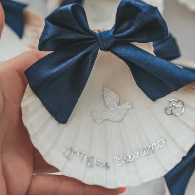 Concha branca decorativa com laço azul escuro e texto Meu Batismo