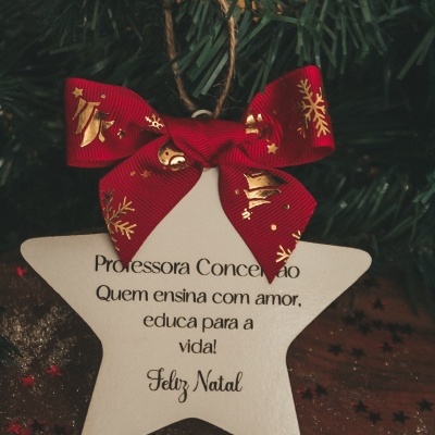 Ornamento de Natal estrela com mensagem para professora e laço vermelho decorativo
