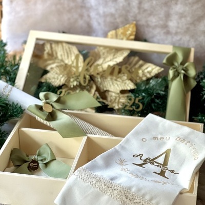 Conjunto de baptismo com toalha branca, vela, laços verdes e caixa decorativa dourada
