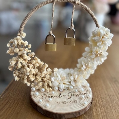Suporte decorativo com flores brancas, base de madeira gravada e dois cadeados suspensos