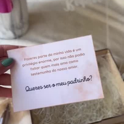 Cartão com convite para padrinho em caixa aberta com enchimento natural