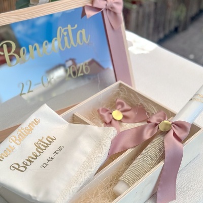 Conjunto de batismo com toalha branca e vela decorada em caixa de madeira