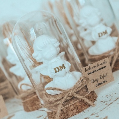 Pequenos bustos brancos em campânulas de vidro com bases de cortiça e corda rústica