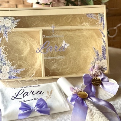 Conjunto de batizado com caixa de madeira, toalha branca com laço lilás e vela decorada