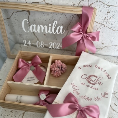 Caixa de batismo de madeira com decoração rosa e toalha branca com texto em rosa
