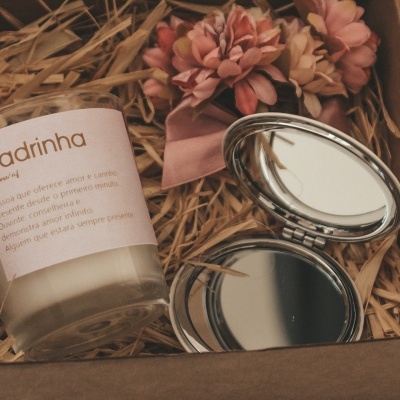 caixa de presente com vela 'Madrinha', espelho prateado e flores cor-de-rosa