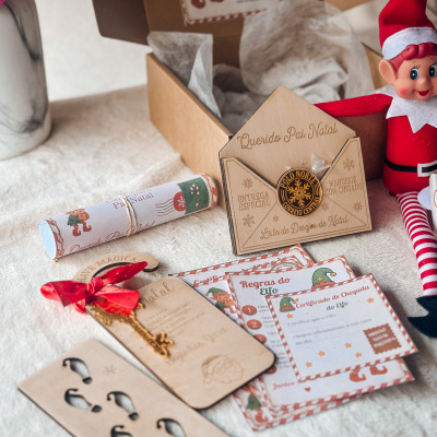 Conjunto de produtos de Natal com envelope decorativo, cartas, chave de madeira e boneco de elfo em vermelho e branco