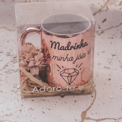 Caneca metálica rosa dourado com texto e caixa transparente com flores cor de rosa