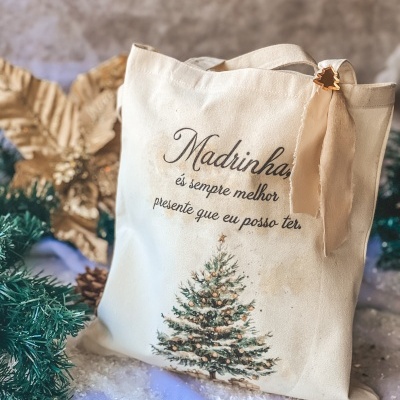 Saco de tecido bege com árvore de Natal e texto para madrinha, com decoração natalícia