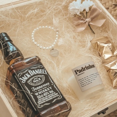 Caixa de presente com whiskey Jack Daniel's, vela Padrinhos, pulseira de pérolas, chocolates e flor decorativa