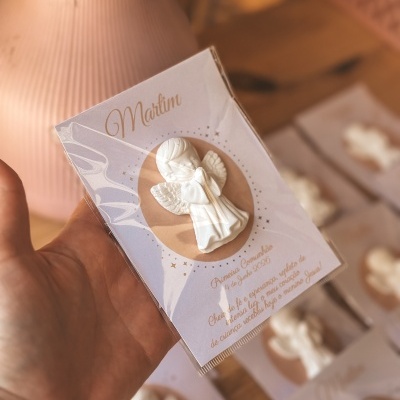 Cartão para Primeira Comunhão com anjo branco em relevo e texto decorativo em castanho claro