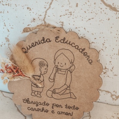 Placa decorativa em madeira com mensagem para educadora e flores secas