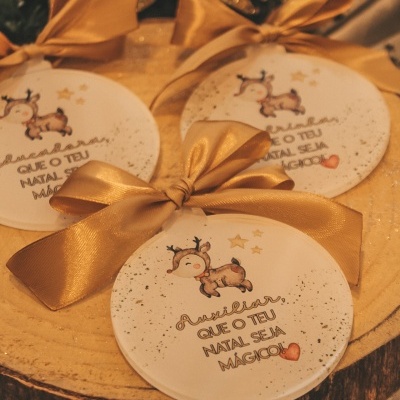 Etiquetas decorativas de Natal redondas brancas com fita dourada e desenho de coche