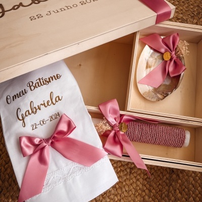 Kit de batismo com cesta de madeira personalizada, toalha, vela e laço rosa