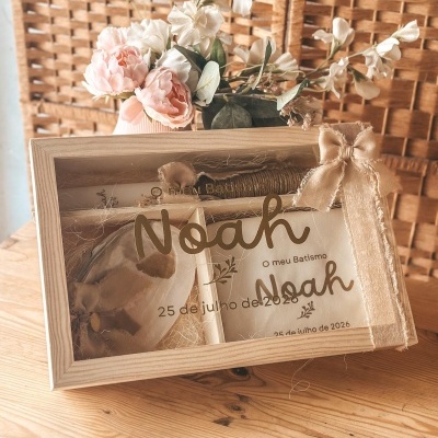 Caixa de batismo personalizada com nome Noah, flores e laço bege