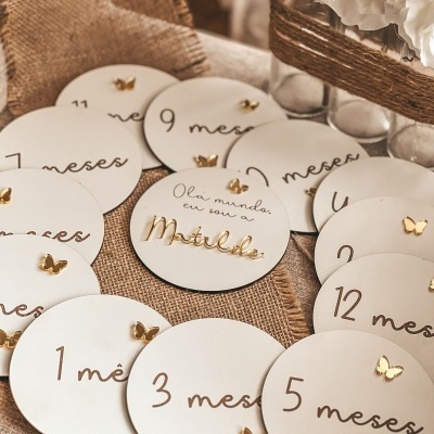 Placas redondas para bebé com meses e nome Matilde em branco e dourado