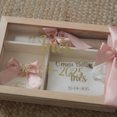 Caixa de madeira com decoração rosa e texto dourado para batismo