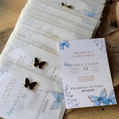 Convites de Primeira Comunhão com borboletas azuis e fecho em forma de borboleta dourada.