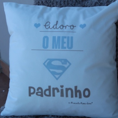 Almofada branca com texto e símbolo do super-homem