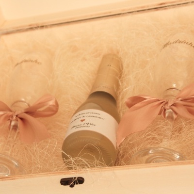 Conjunto de duas taças de vidro e garrafa em caixa de madeira com palha